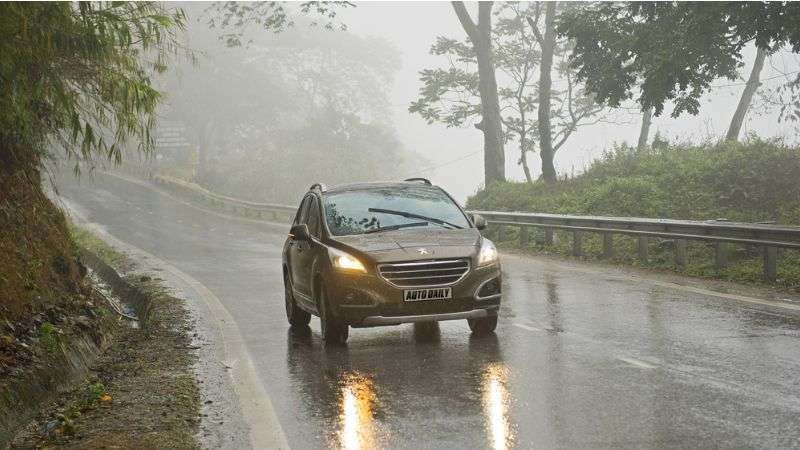 cách lái xe an toàn khi trời mưa